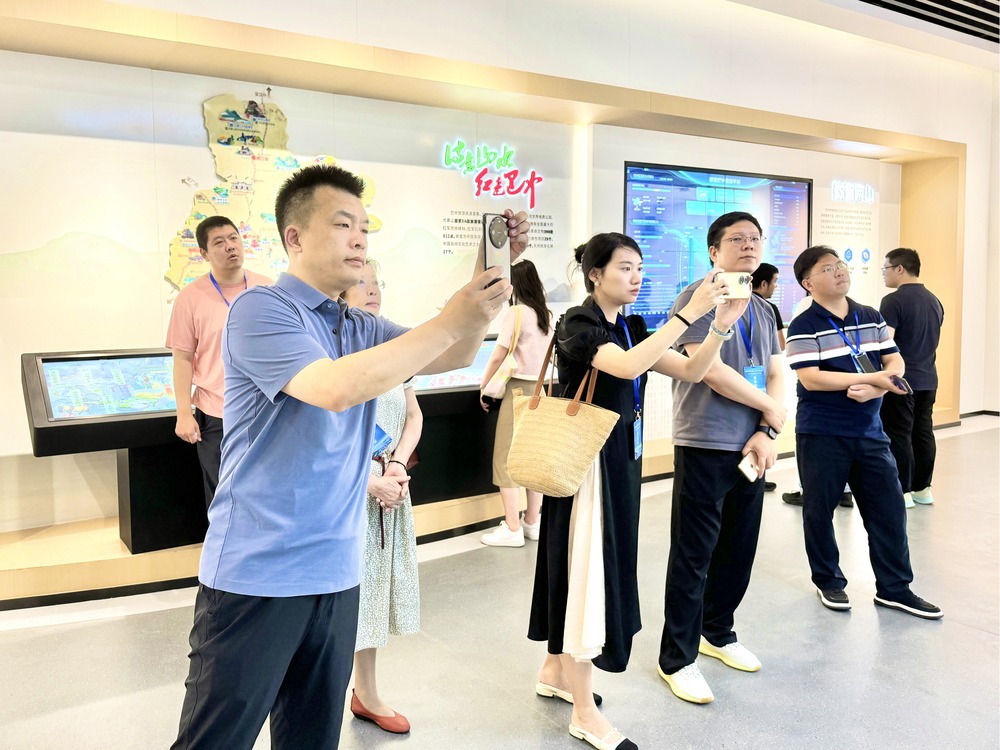 2024全國(guó)經(jīng)濟(jì)媒體巴中行｜給綠水青山算“身價(jià)” 巴中拓寬“兩山”轉(zhuǎn)化路徑