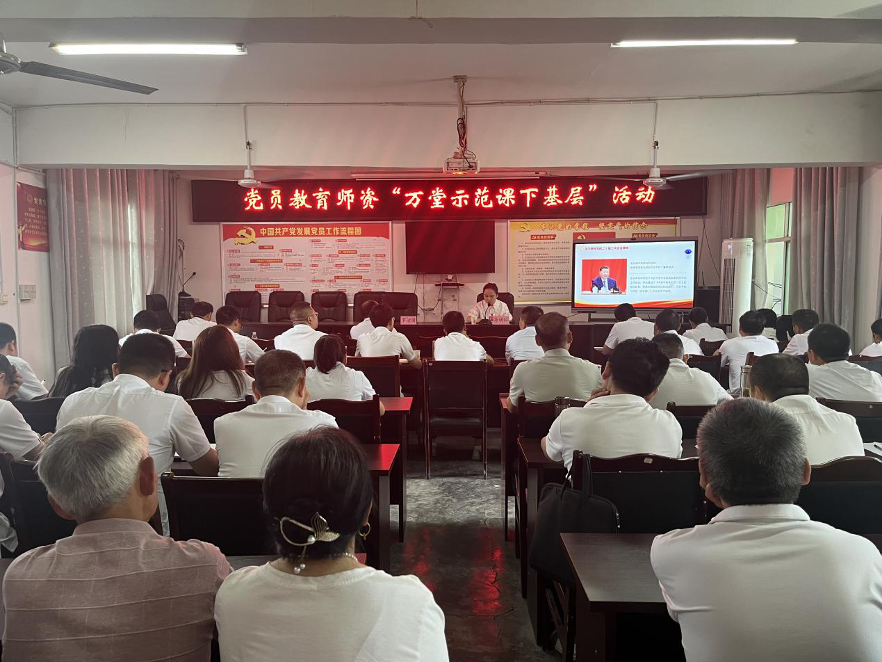 巴中市鑫匯農(nóng)業(yè)服務(wù)有限公司赴天馬山鎮(zhèn)開展“萬(wàn)堂示范課下基層”活動(dòng)